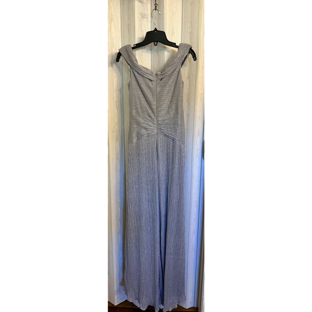 NWT XSCAPE Off-The-Shoulder Metallic Pleated Gown SZ 4 - Picture 4 of 9
